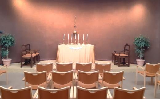 Podium met altaar voor de Universele Eredienst