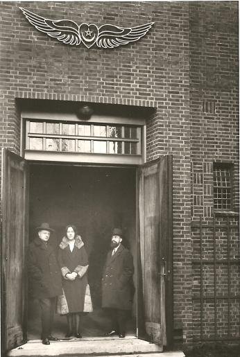 Sirdar, Saida en architect Piet Kramer bij de entree